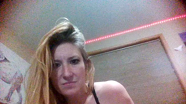 Stripchat sex cam Lily_HornyHousewife